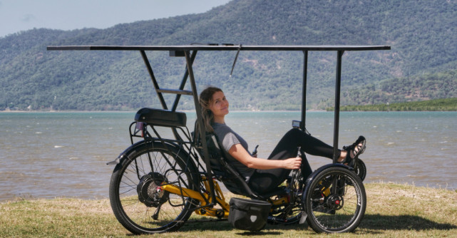 Doi exploratori români vor să traverseze Australia pe tricicletă