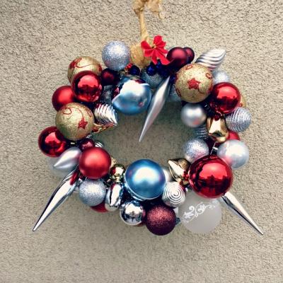 Cum sa faci cea mai frumoasa coronita de Craciun cu ce ai prin casa?