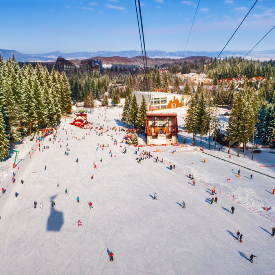 Cât costă vacanța de iarnă în Poiana Brașov? Prețuri comparabile cu destinații exotice 