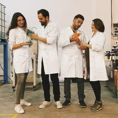 Românii întorși din Italia care produc detergent pentru familii din orașul lor natal 