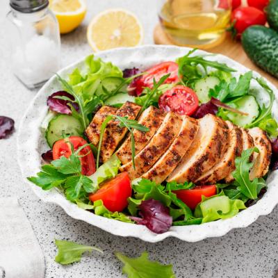 Salate sățioase pentru slăbit: 3 rețete pe care să începi să le prepari chiar de astăzi