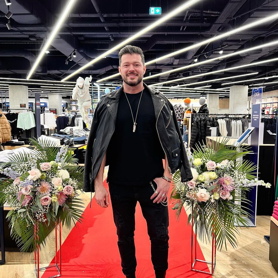 Victor Slav și-a luat fiica și au plecat în Bulgaria.Fostul prezentator tv s-a împăcat cu fosta iubită, Selina, care l-a înșelat