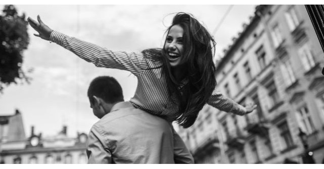 A vazut o femeie SUPERBA pe strada si a fugit dupa ea sa o ceara de sotie. Ce a urmat? 