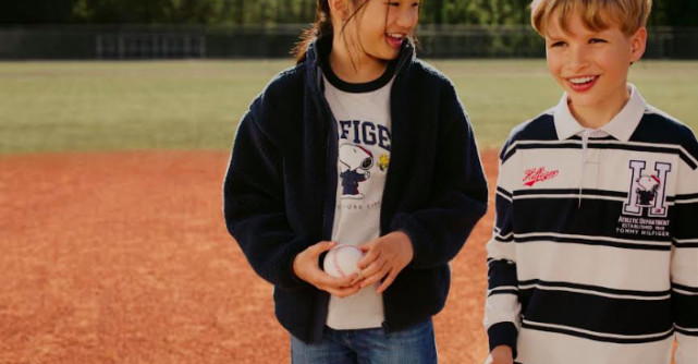 TOMMY HILFIGER COLABOREAZĂ CU PEANUTS PENTRU A ADUCE FARMECUL STILULUI VARSITY ÎN ARTICOLELE PREFERATE PENTRU BACK TO SCHOOL