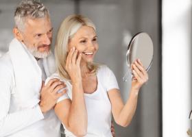 7 beneficii ale unei creme cu retinol pentru tenul matur și acneic