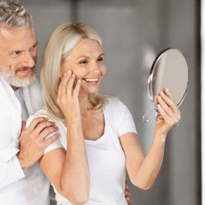 7 beneficii ale unei creme cu retinol pentru tenul matur și acneic 