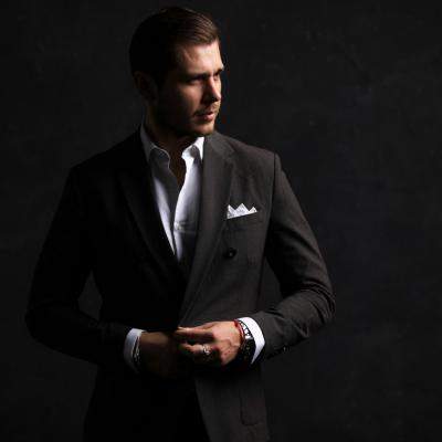 Cadouri rafinate pentru cel drag: set de cravată și batistă