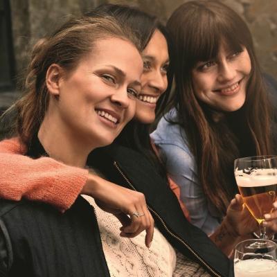 Femeile care iubesc berea se simt moderne si autentice 