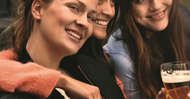 Femeile care iubesc berea se simt moderne si autentice 