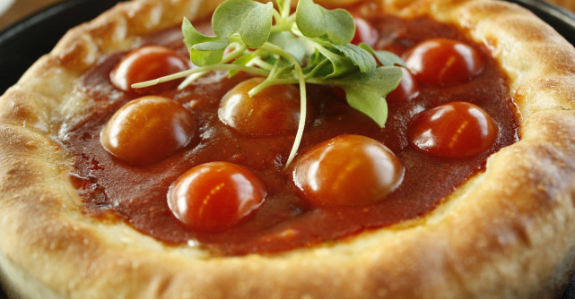 Tarta galette cu pesto si rosii, perfecta pentru o petrecere de vara