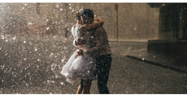 Ce a facut acest barbat cand a auzit ca zborul lui catre casa a fost amanat? Mi-au dat lacrimile