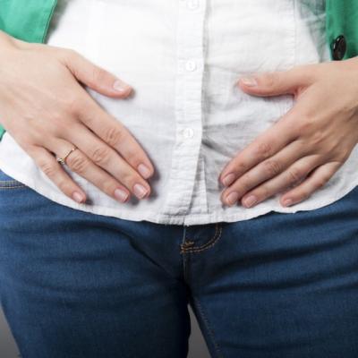 Balonare, dureri abdominale? Poate fi cancer OVARIAN