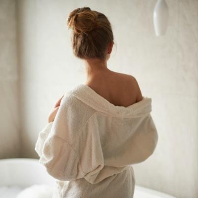 6 halate de baie pufoase care sa iti țină de cald în serile friguroase