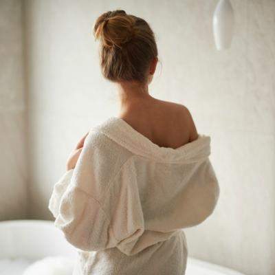 6 halate de baie pufoase care sa iti țină de cald în serile friguroase