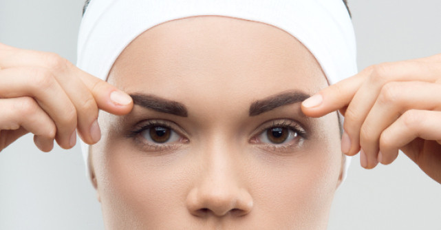 Mici trucuri ale chirurgiei estetice pentru intinerire: liftingul de sprancene