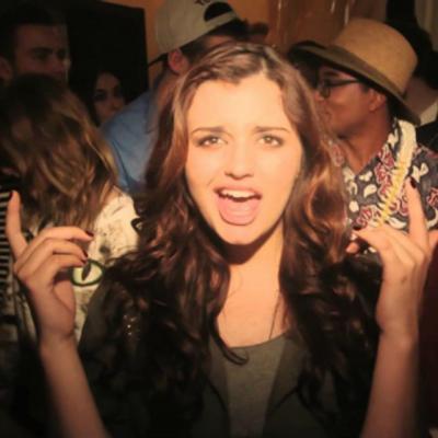 Video: Fata cu cea mai proasta voce din lume revine!