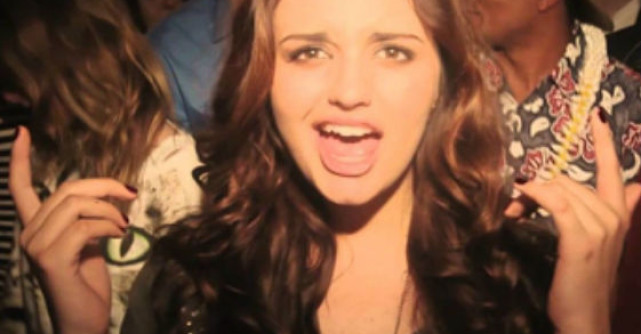 Video: Fata cu cea mai proasta voce din lume revine!