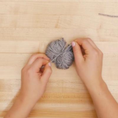 Leaga cateva fire de mohair. Ce urmeaza? Va arata minunat pe masa de Paste