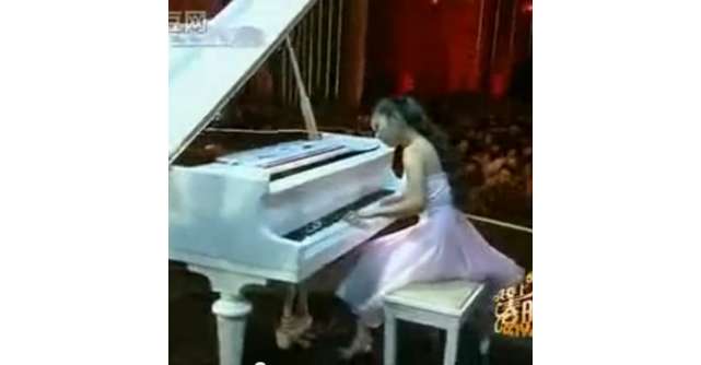 Video emotionant: O fetita fara degete canta dumnezeieste la pian!