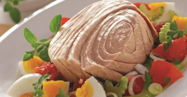 Ton cu rosii marinate si oua fierte