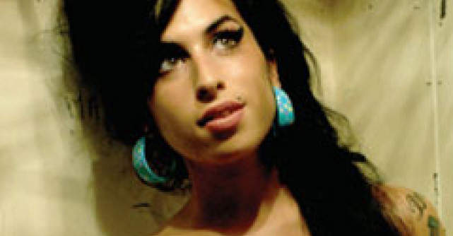 Amy Winehouse, statuia cu sanii goi
