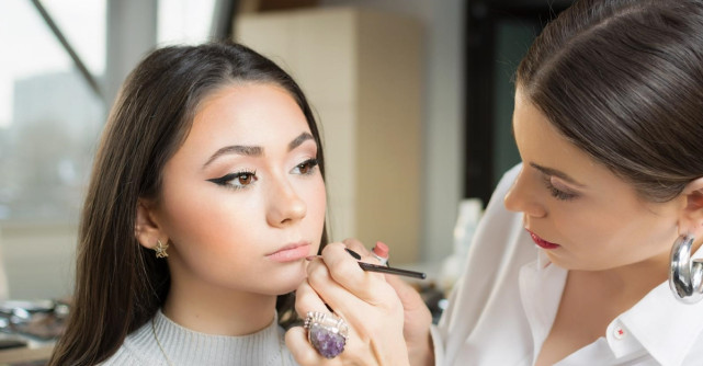 Machiaj în culorile anului 2021 sau cum să integrezi galben și gri în rutina ta de make-up