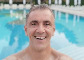 Cosmin Cernat: Povestea fascinantă a unui prezentator TV de succes