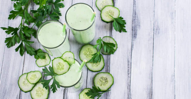 Detoxifierea organismului: Smoothie cu lamaie, castraveti si patrunjel