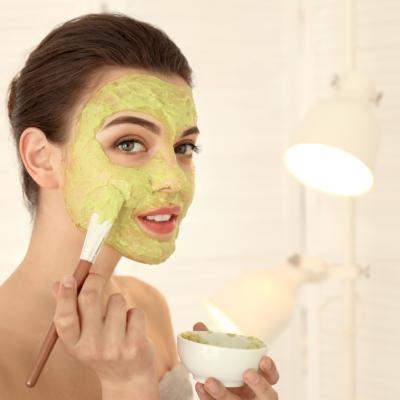 Mască de față homemade pentru ten gras și pori dilatați: rețetă naturală cu argilă verde pe care o poți prepara acasă