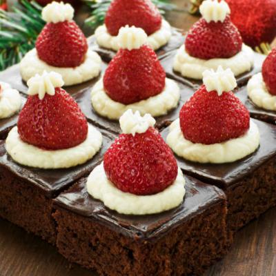 Practic: Cum sa faci caciulite de Mos Craciun din capsuni? Cel mai tare desert de sarbatori