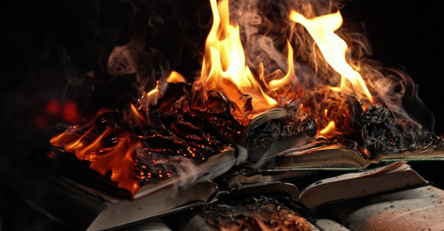 Ce ne învață „Fahrenheit 451”  despre pericolul uitării și arderea conștiinței colective