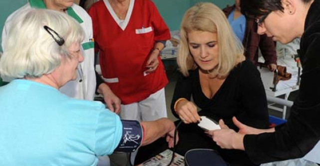 Liana Stanciu si Tensoval sustin inimile celor varstnici.