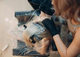 Sfaturi pentru alegerea vopselei de păr perfecte și menținerea culorii după vopsire