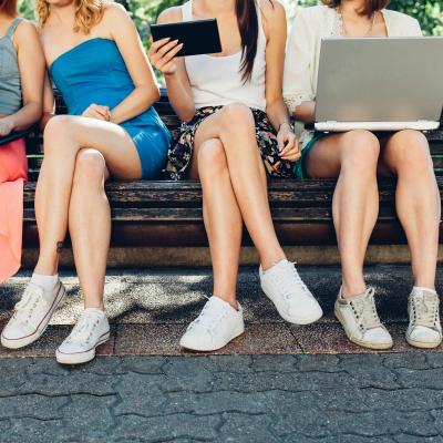 Cum purtam tenisii in tinute de vara