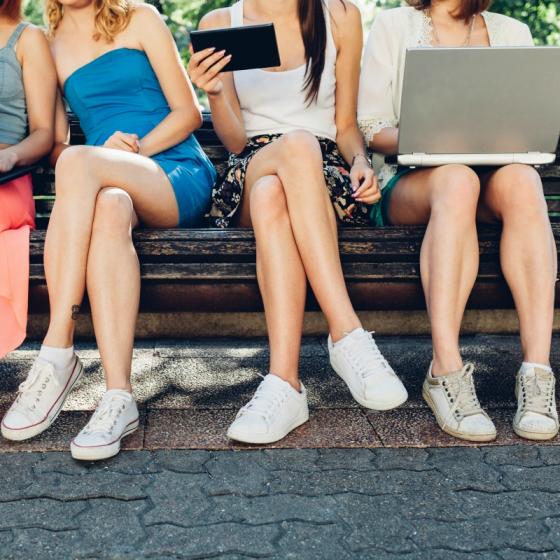 Cum purtam tenisii in tinute de vara