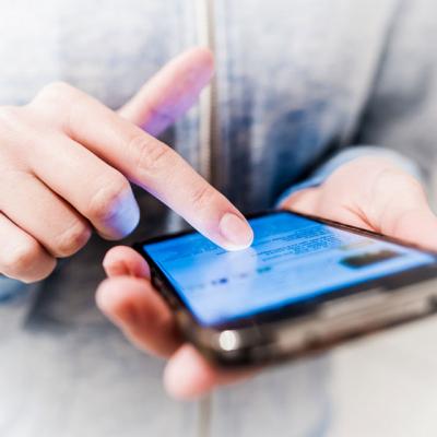 Medic: Tinerii ajung sa aiba degetele deformate din cauza SMS-urilor trimise