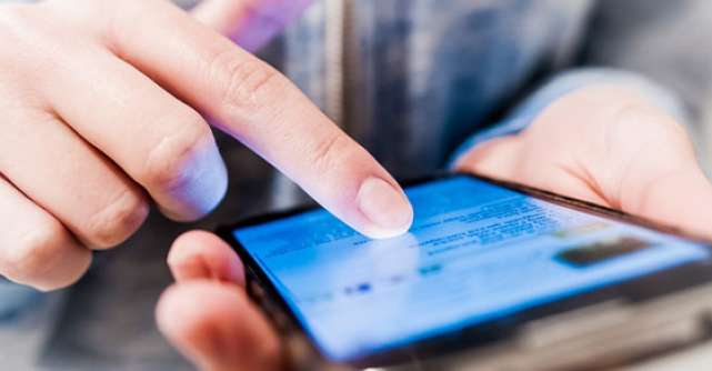 Medic: Tinerii ajung sa aiba degetele deformate din cauza SMS-urilor trimise
