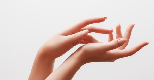 Mâinile, cartea de vizită a îngrijirii personale: Remedii naturale pentru o piele hidratată