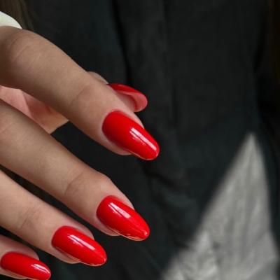 Tina Dobre, nail artist și trainer, explică pas cu pas procedeul: Manichiura prin tehnica rusească