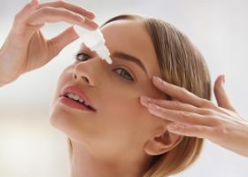 Lacrimi artificiale: ce să alegi pentru ochii uscați și iritați