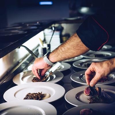 Antena 1 anunță noii jurați de la Chefi la Cuțite. Cine sunt următorii 4 jurați ai show-ului culinar?