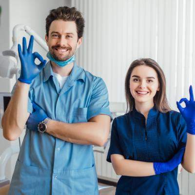 Cum să te pregătești corespunzător pentru o vizită la dentist și la ce să te aștepți ulterior intervenției