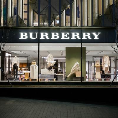 Noua colectie Burberry February 2017 este acum in Romania