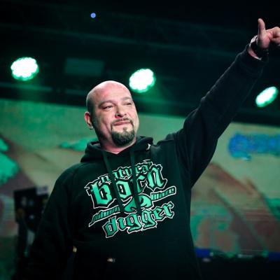 Bitza lansează Valuri și își surprinde fanii cu un look nou