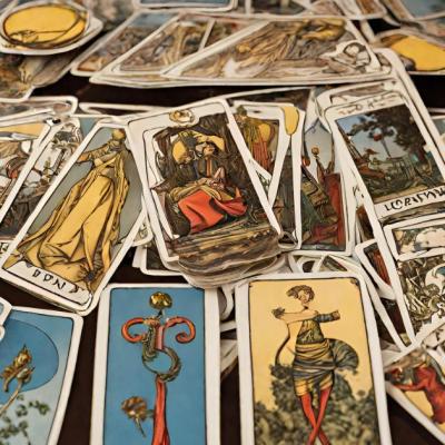 Etalare de Tarot: Ce persoană din trecut încearcă să îți atragă atenția?