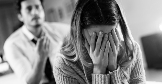 5 Semne că bărbatul cu care ești acum îți controlează viața