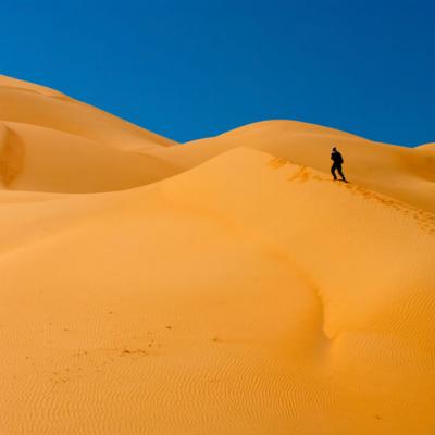 Doi barbati s-au ratacit in desert. Apoi unul dintre ei a facut ceva INCREDIBIL