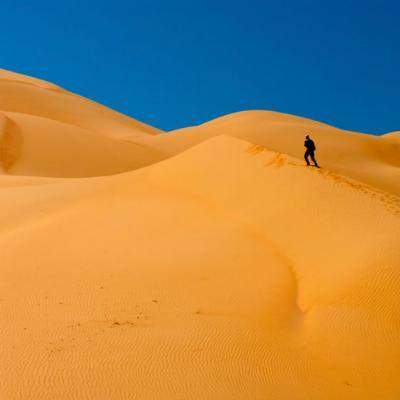 Doi barbati s-au ratacit in desert. Apoi unul dintre ei a facut ceva INCREDIBIL
