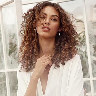 CO-WASHING: Tehnică pentru frumusețea părului ondulat și creț 