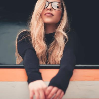 Bluzele cu mâneci foarte lungi sunt perfecte pentru un look urban